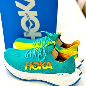 NWT Men’s Size 13 Hoka Carbon X shoes.
